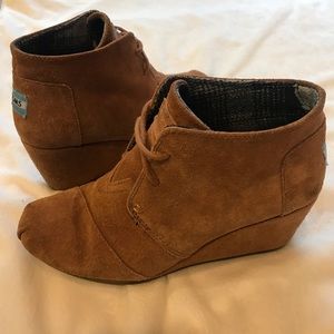 TOMS SUEDE CHUKKA WEDGE BOOTIE